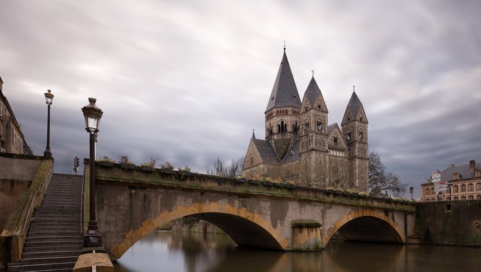 Saint-Étienne Cathedral and bridge over the Moselle River in Metz, France