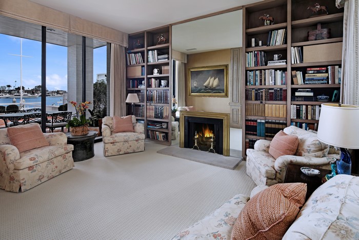 Living room with fireplace and bookshelves