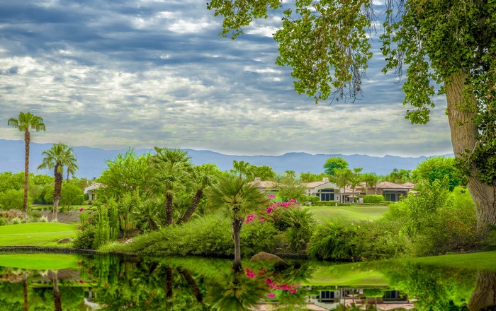 Rancho La Quinta golf course with pond and mountains