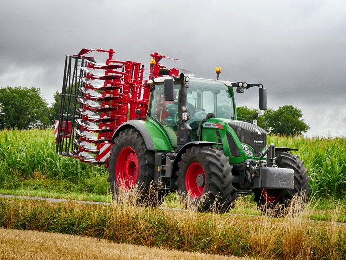 Fendt 724 Vario tractor with agricultural machinery