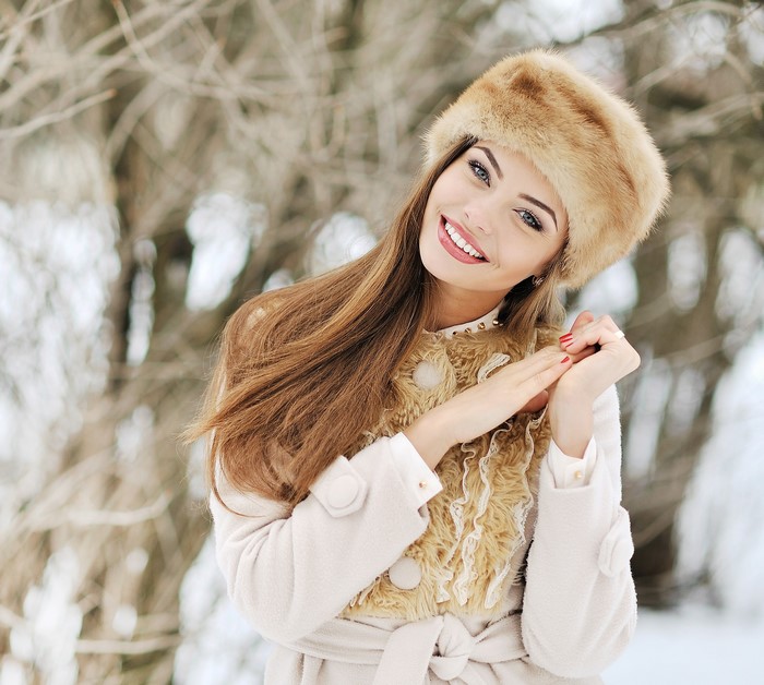 Woman in a fur hat and winter coat smiling