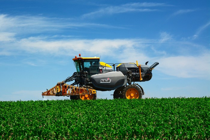 Hagie DTS10 sprayer in a green field