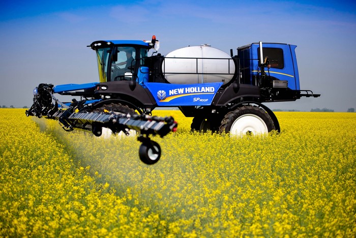 New Holland SP.400F sprayer in a rapeseed field