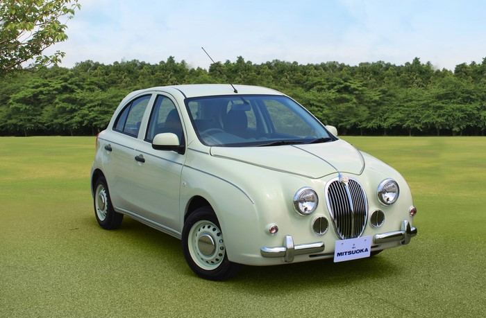 Mitsuoka Viewt Nadeshiko car on a grassy field