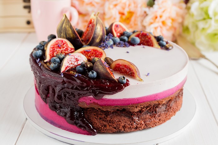 Chocolate cake with figs and blueberries