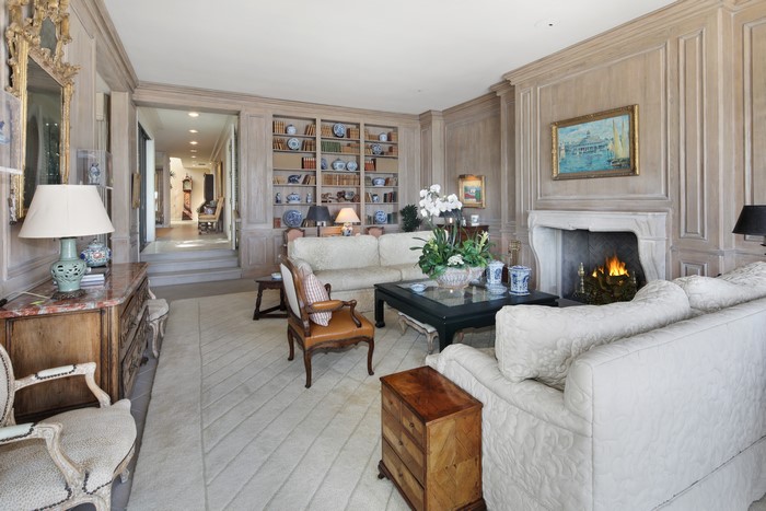Living room with fireplace and bookshelves