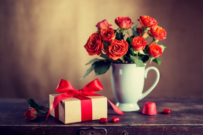 Roses and a gift box with red ribbon