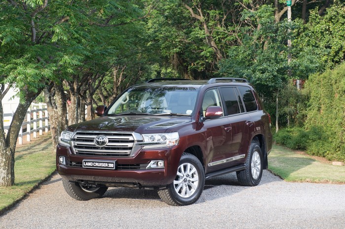 4K 2015-18 Land Cruiser 200 VX-R SUV