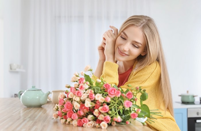 Blonde girl with bouquet of roses