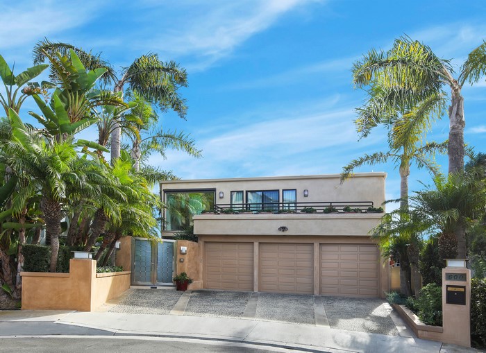 Modern House with Garage and Palm Trees in Laguna Beach
