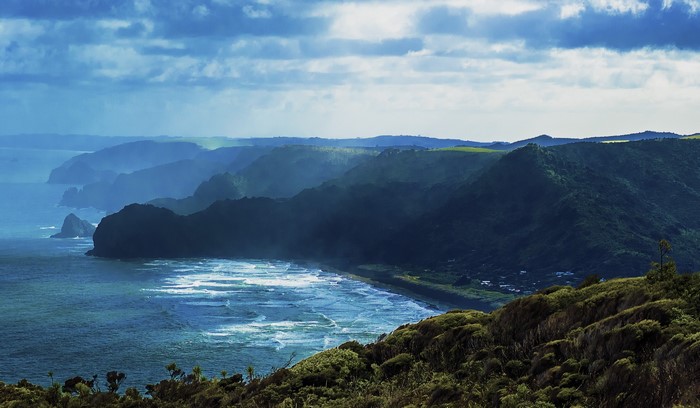 Coastline with waves crashing on shore in Piha, New Zealand
