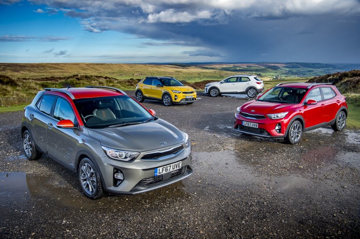 4 Kia Stonic cars in a landscape