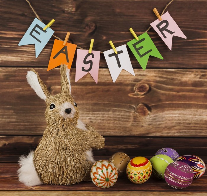 Easter bunny decoration with banner and eggs