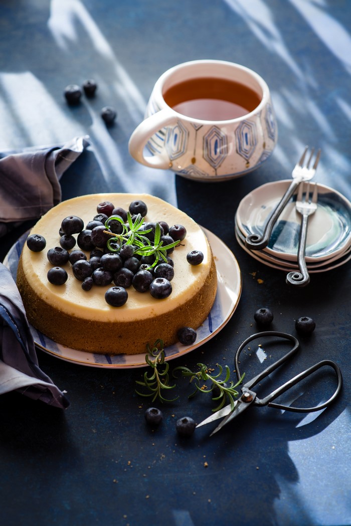 Blueberry cheesecake with tea and forks