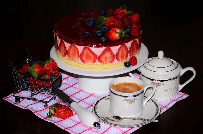 Strawberry cake with coffee and berries