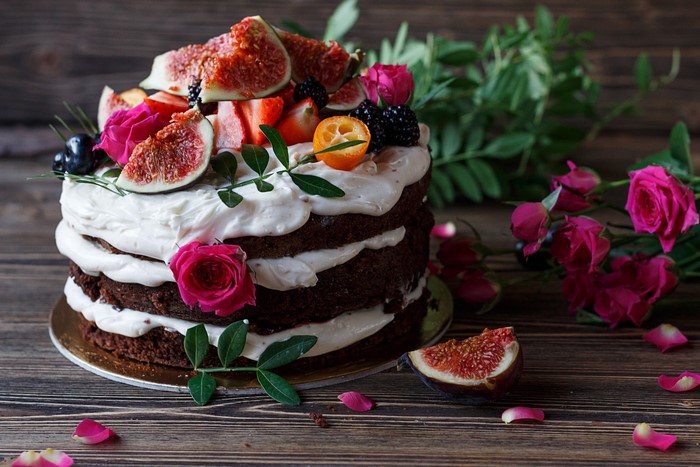 Naked chocolate cake with figs and roses