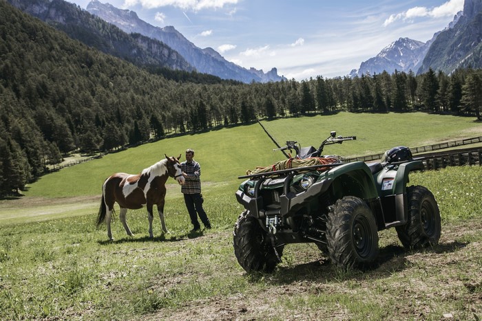 2018 Yamaha Kodiak 450 ATV with Horse and Man