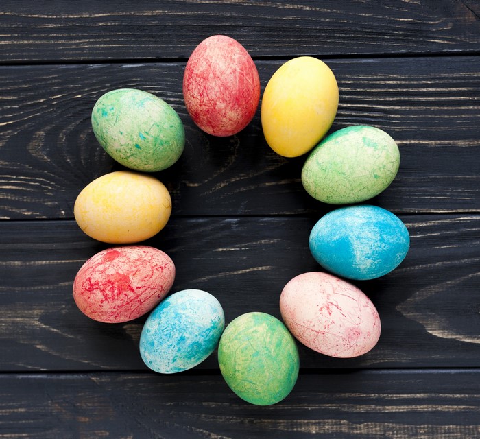 Easter eggs arranged in a circle on a wooden background