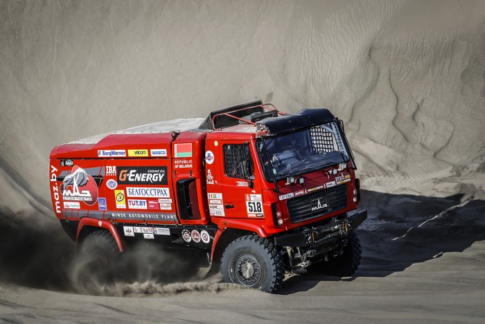 MAZ-5309RR rally truck driving on sand