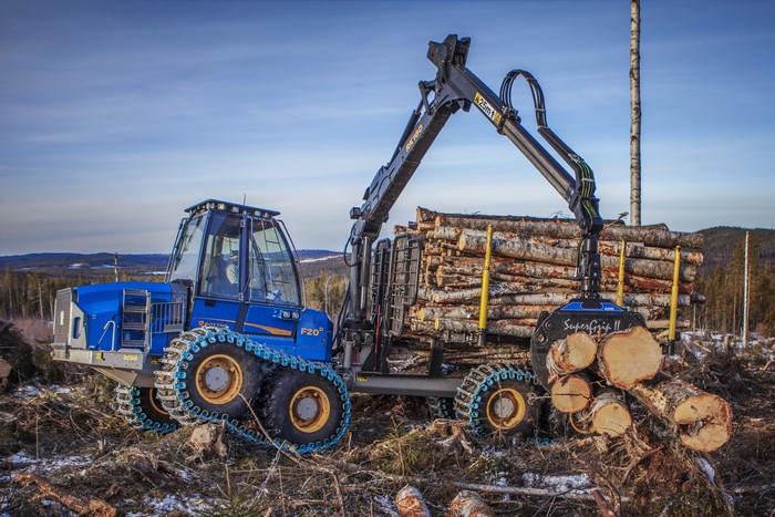 Rottne F20D Forwarder loading wood logs in a forest