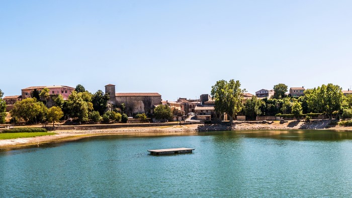 Besse-sur-Issole village on the riverbank with a floating dock