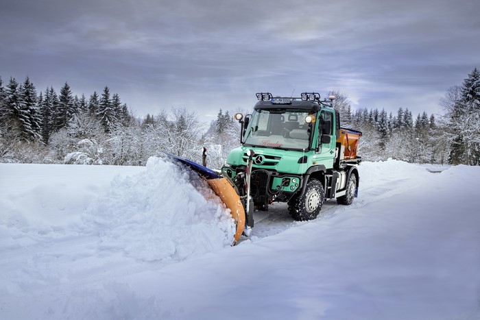 Mercedes-Benz Unimog U 427 snow plow truck