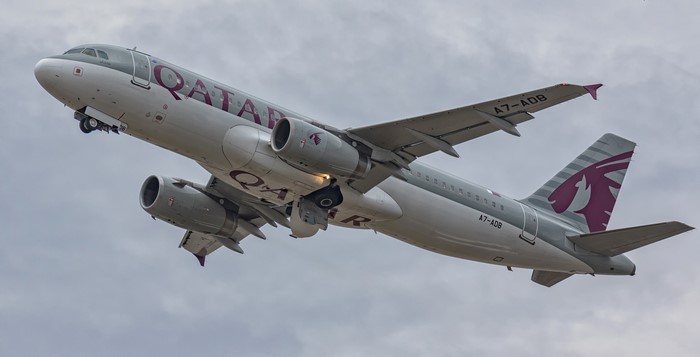 Qatar Airways Airbus A320-232 A7-ADB taking off