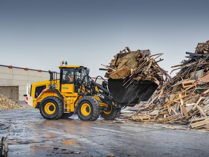 JCB 427 wheel loader moving debris