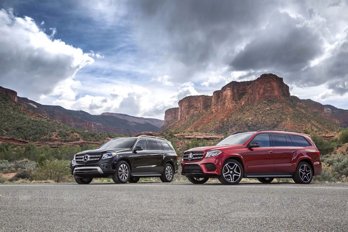 Two Mercedes-Benz GLS-Klasse SUVs in a Mountainous Landscape