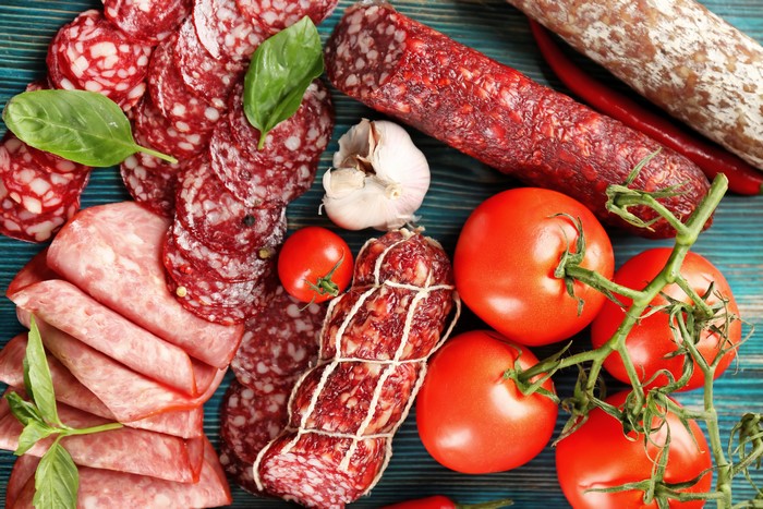 Sausage platter with tomatoes and garlic