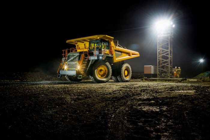 Volvo 2018 R100E articulated hauler at night