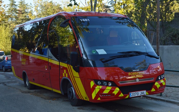 Red Indcar Mago bus with "Bomberos Madrid" livery