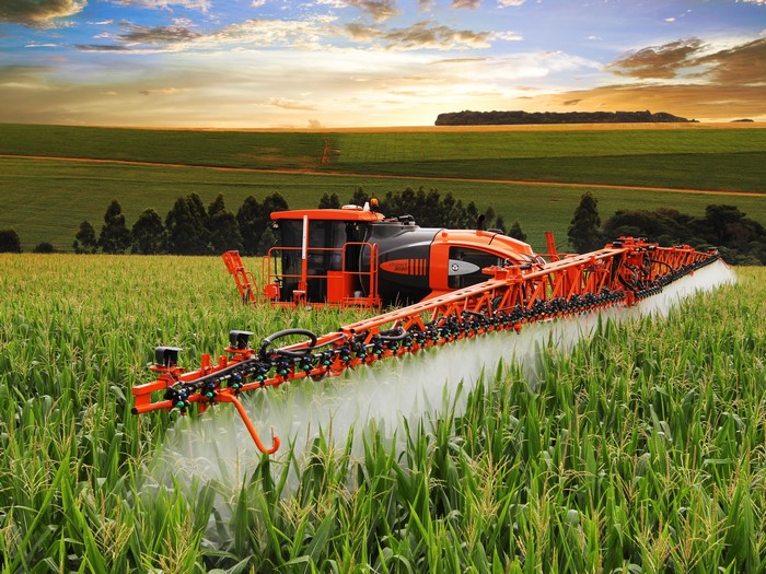 Jacto Uniport 3030 sprayer in a cornfield