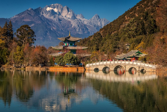 4K Scenic View of Yunnan Province Mountains and Pagodas