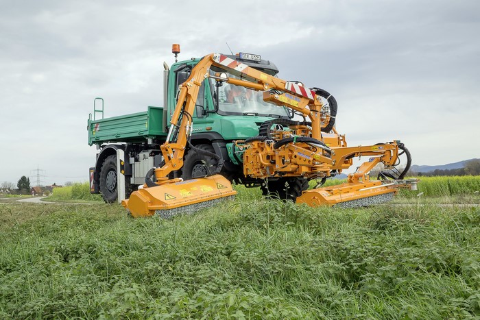 Mercedes-Benz Unimog U 529 with mowers