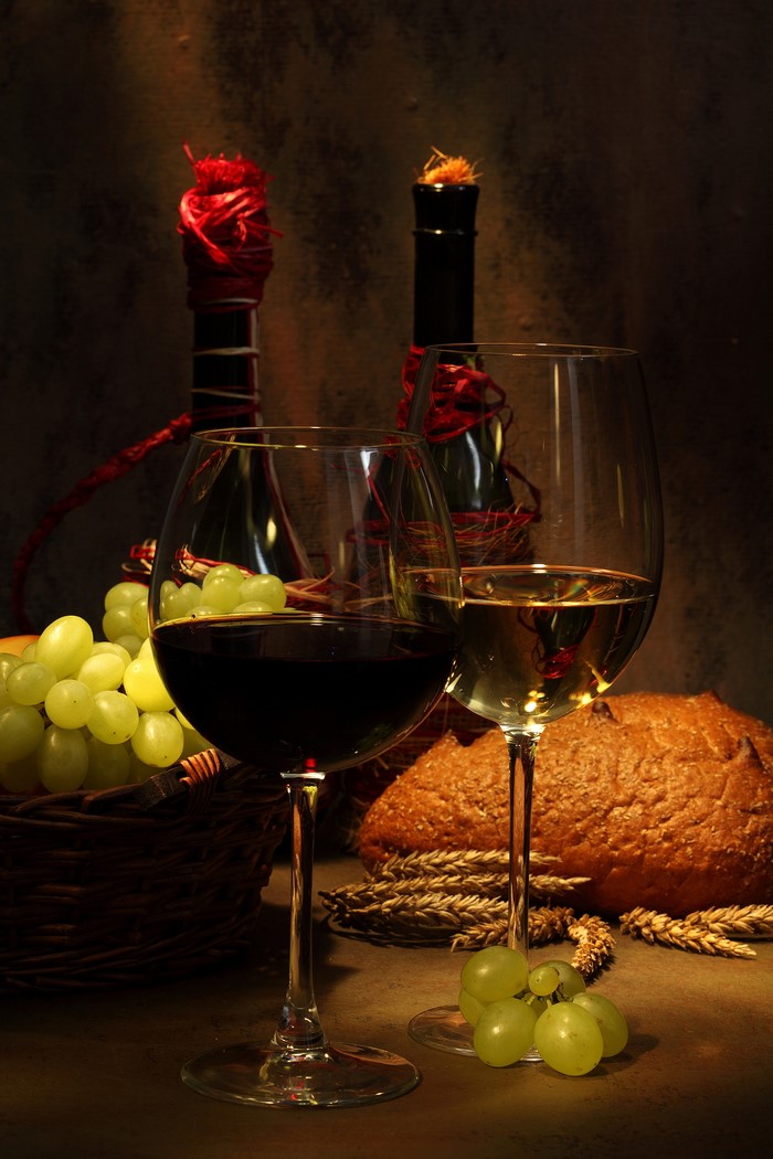 Two glasses of wine with grapes and bread