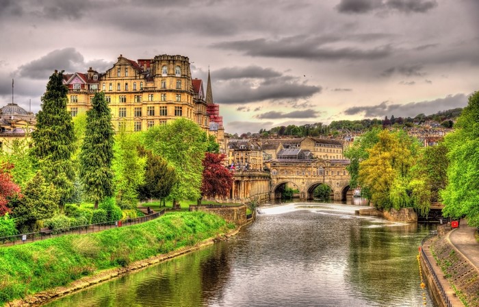 River Avon with Pulteney Bridge in Bath, England