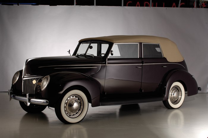 1939 Ford V8 Deluxe Convertible Fordor Sedan