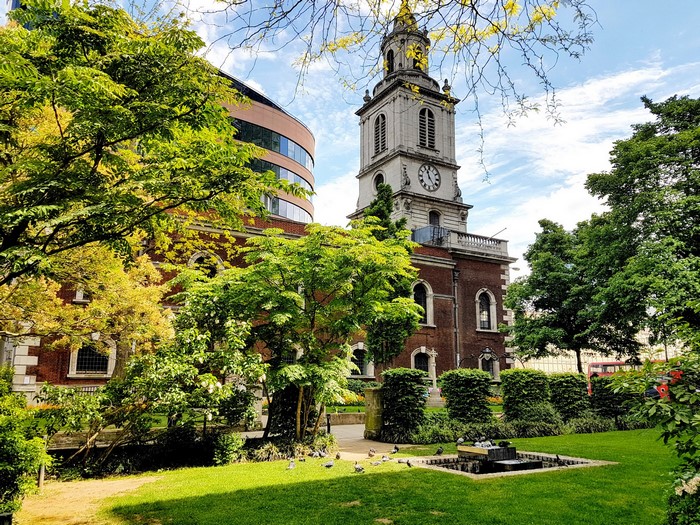 St. Bride's Church and modern building in London