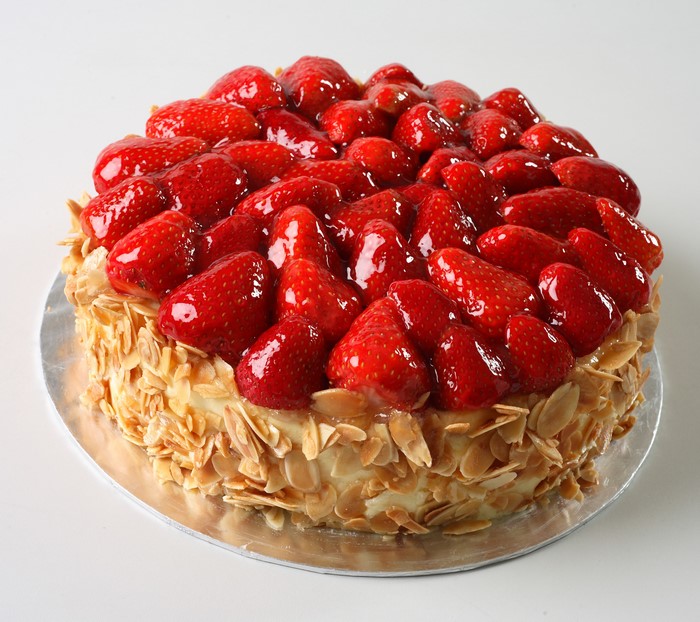 Strawberry cake with almonds