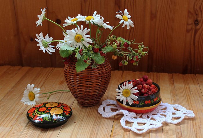 Still life with daisies and wild strawberries