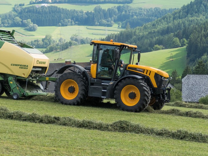 JCB Fastrac 4220 tractor with Krone baler