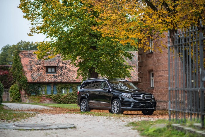 Black Mercedes-Benz ART GLS-Klasse 400GS parked near a building
