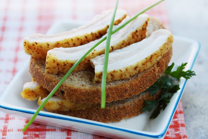 Salo on bread with chives and parsley