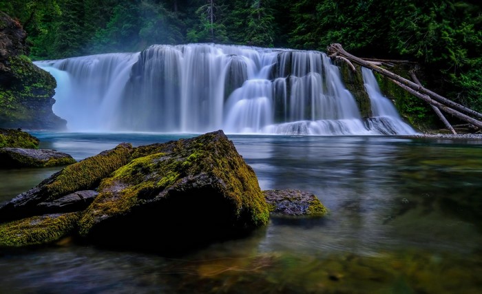 Lewis River Falls, USA, with mossy rocks in foreground