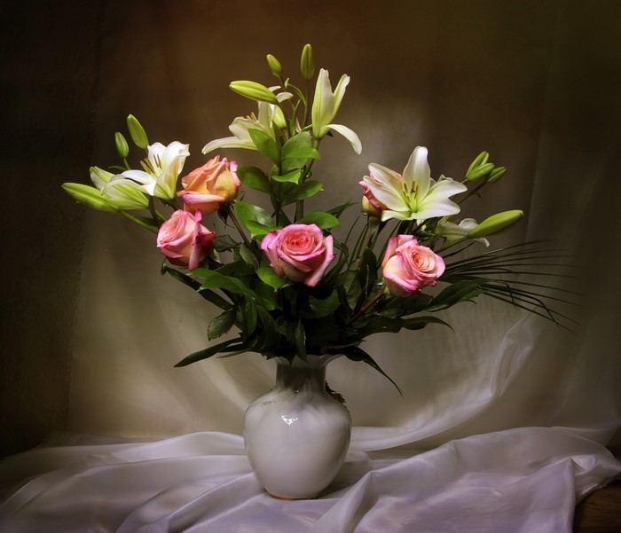 Bouquet of lilies and roses in a vase