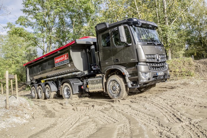 Mercedes-Benz Arocs 1846 LS HAD dump truck in mud