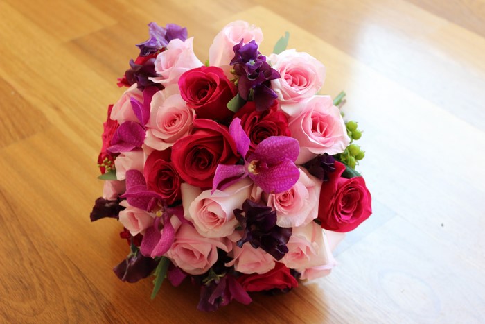 Bouquet of pink and red roses with orchids