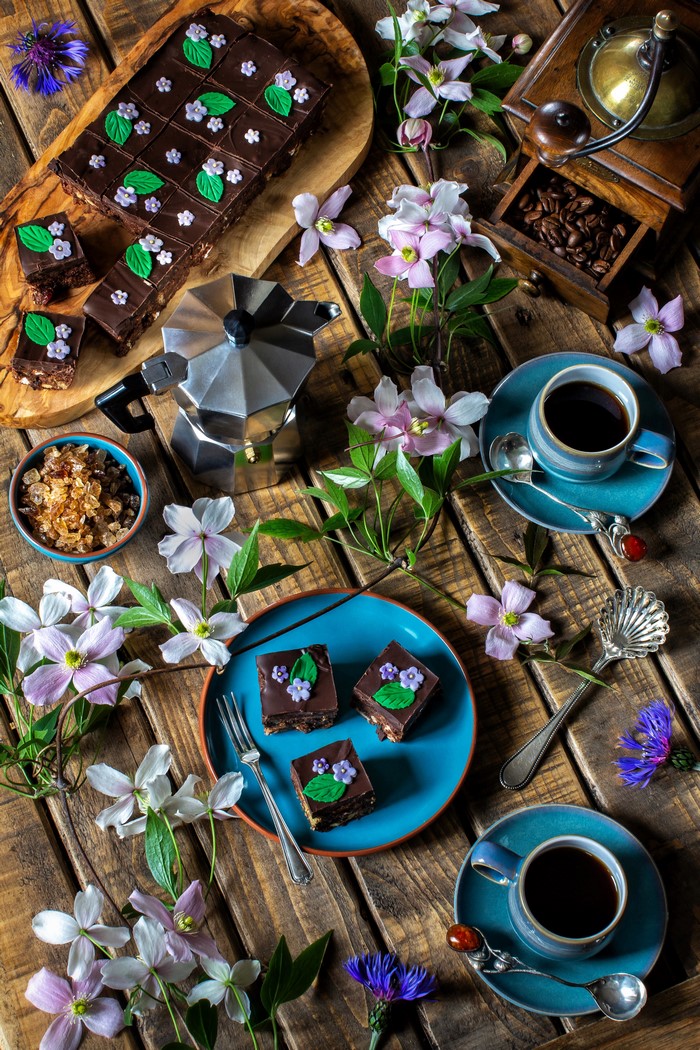 Chocolate cakes with coffee and flowers