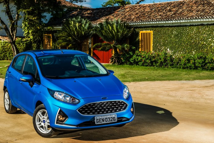 Blue Ford Fiesta SEL Latam parked in front of a house